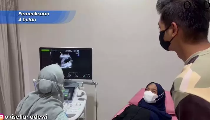 momen ria ricis cek kandungan © YouTube