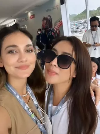 momen Luna Maya nonton MotoGP jadi sorotan Berbagai sumber momen Luna Maya nonton MotoGP jadi sorotan Berbagai sumber