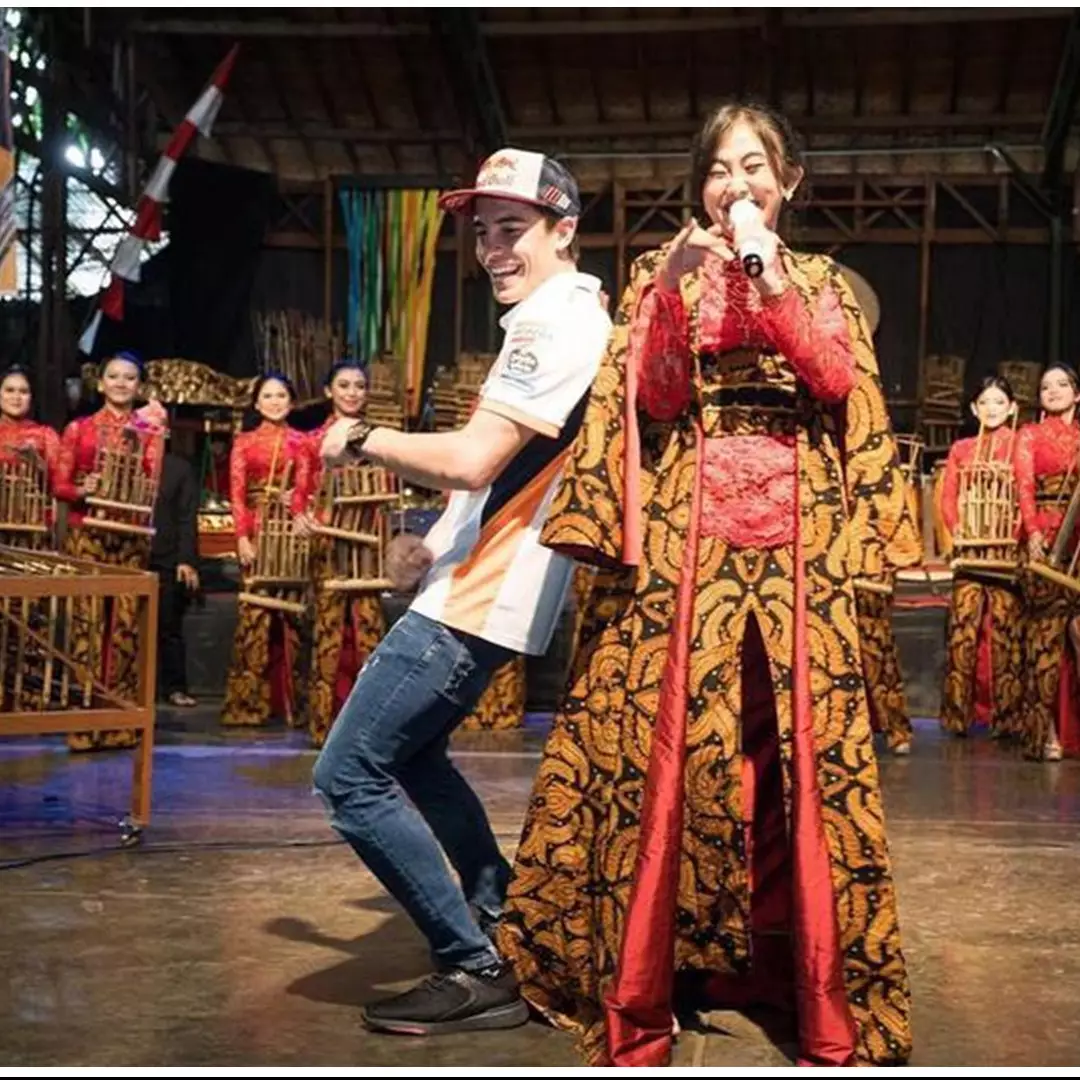 9 Pesona Ghyna Ridha, biduan yang viral joget bareng Marc Marquez