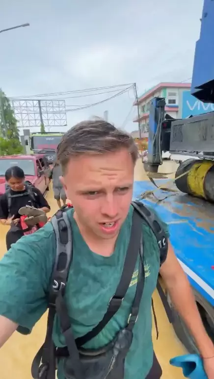 bule terobos banjir di sangatta © Instagram bule terobos banjir di sangatta © Instagram