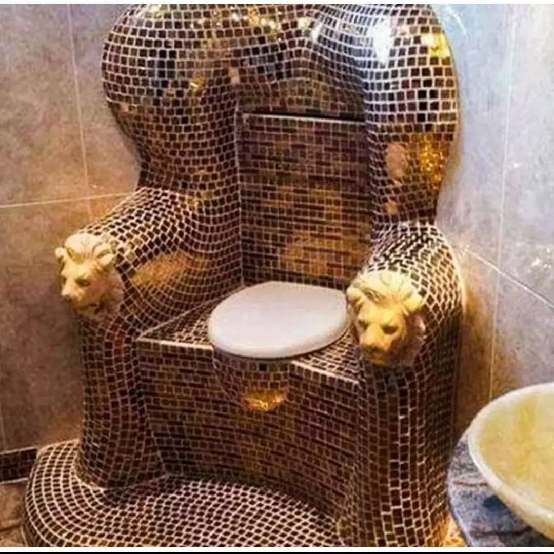 13 Potret lucu hiasan kloset ini ada-ada aja, bikin heran deh