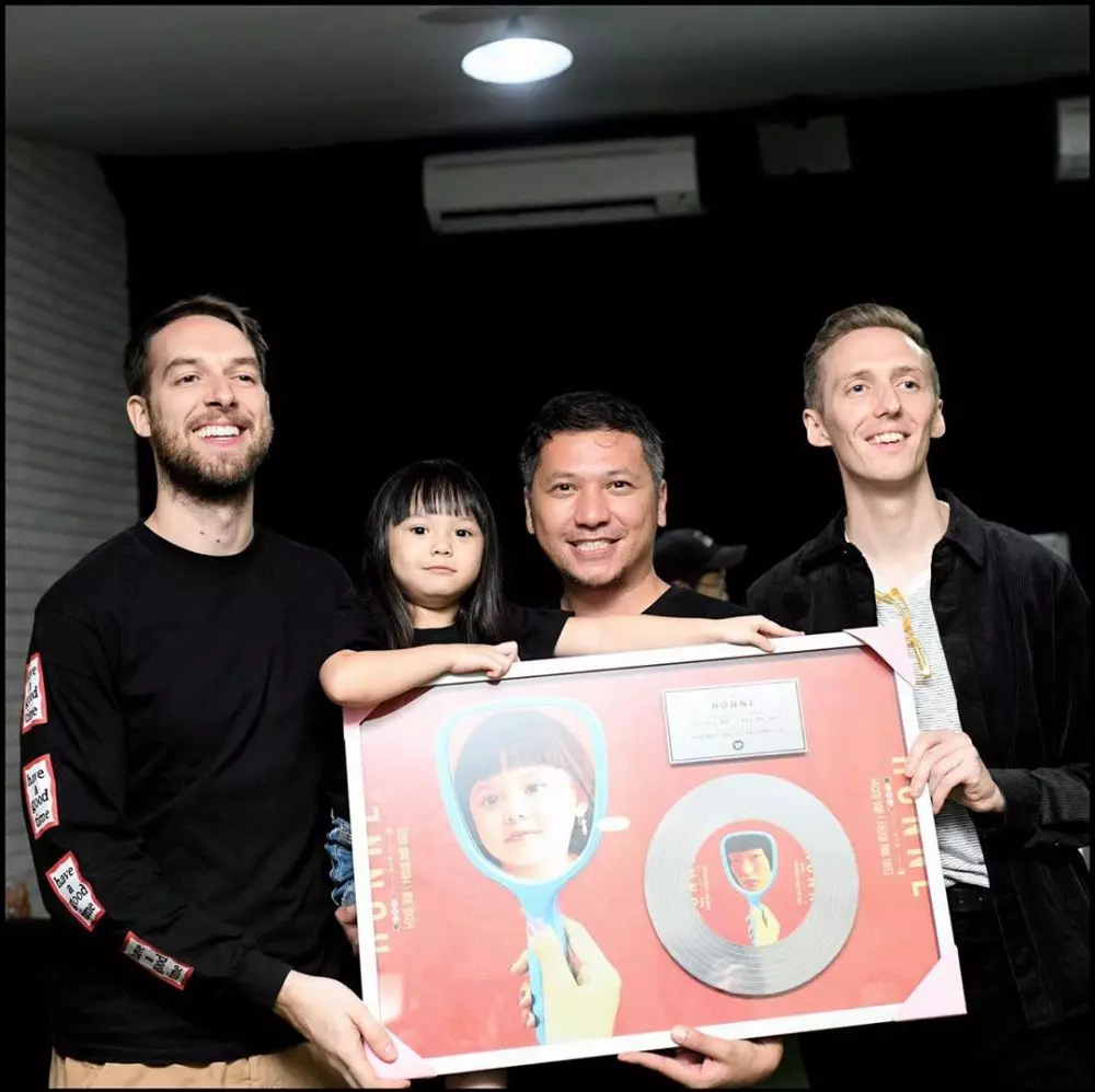 momen akrab Gading Marten bareng grup musik Honne Instagram