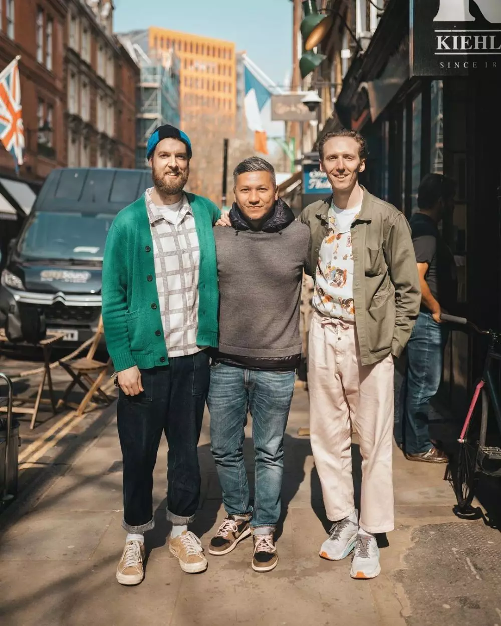 momen akrab Gading Marten bareng grup musik Honne Instagram