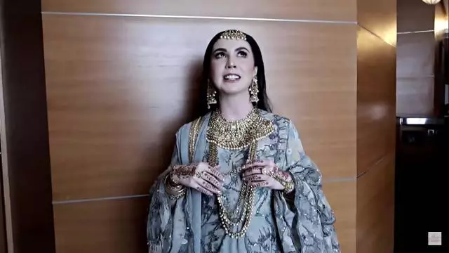 momen Arumi Bachsin fashion show pakai baju India © Instagram