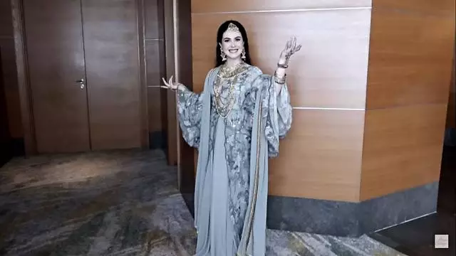 momen Arumi Bachsin fashion show pakai baju India © Instagram