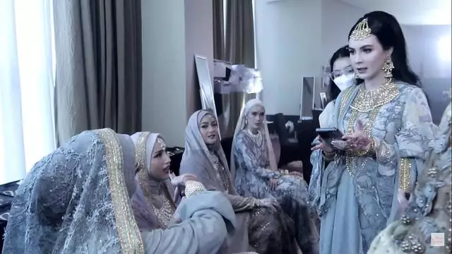 momen Arumi Bachsin fashion show pakai baju India © Instagram