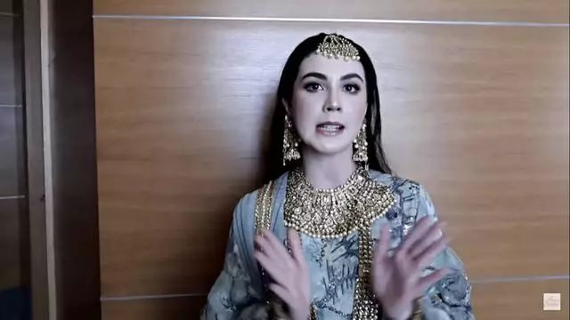 momen Arumi Bachsin fashion show pakai baju India © Instagram