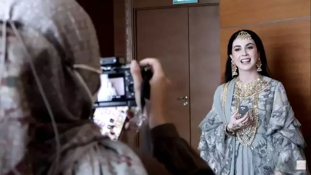 momen Arumi Bachsin fashion show pakai baju India © Instagram