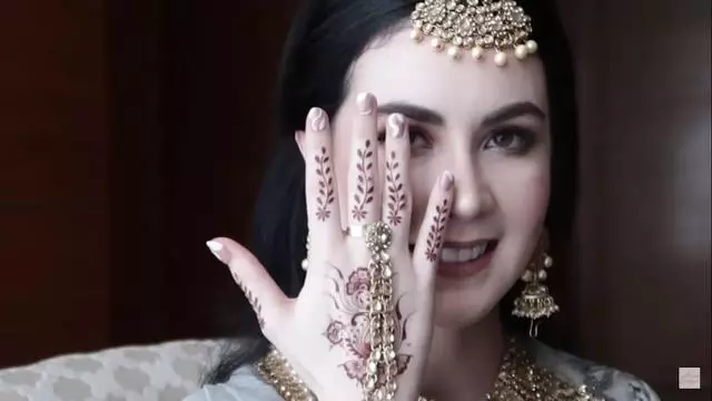 momen Arumi Bachsin fashion show pakai baju India © Instagram