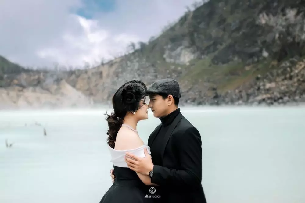 Gaya prewedding Masayu Clara berbagai tema © Instagram Gaya prewedding Masayu Clara berbagai tema © Instagram