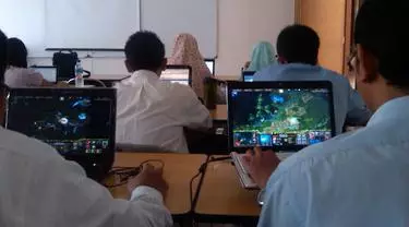 cowok multitasking © berbagai sumber