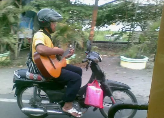 cowok multitasking © berbagai sumber