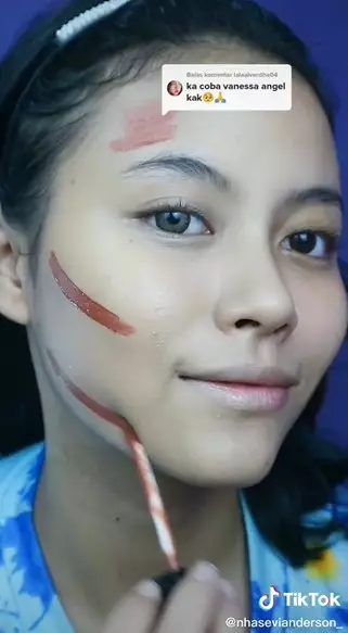 Transformasi makeup wanita dandan jadi Vanessa Angel © TikTok