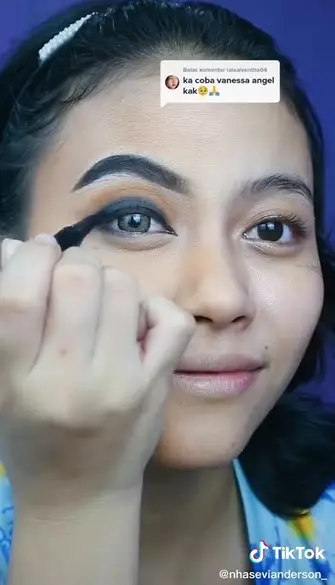 Transformasi makeup wanita dandan jadi Vanessa Angel © TikTok