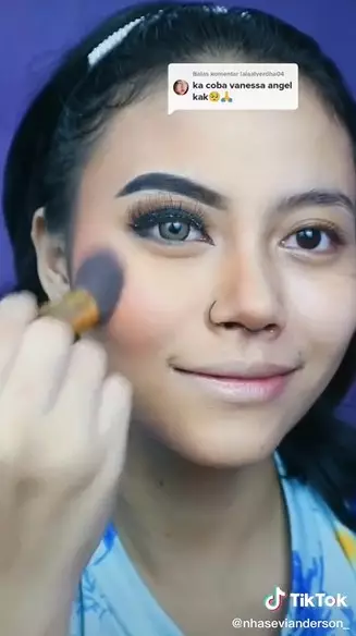 Transformasi makeup wanita dandan jadi Vanessa Angel © TikTok
