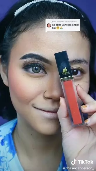 Transformasi makeup wanita dandan jadi Vanessa Angel © TikTok