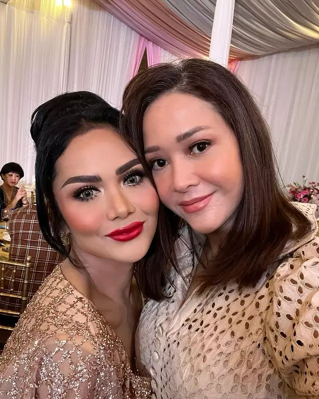 Gaya seleb di ulang tahun Krisdayanti  © berbagai sumber