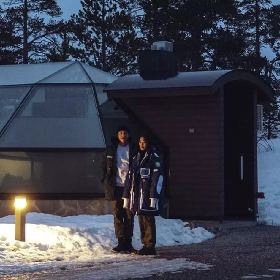 9 Potret honeymoon Alika Islamadina di Finlandia, berburu aurora