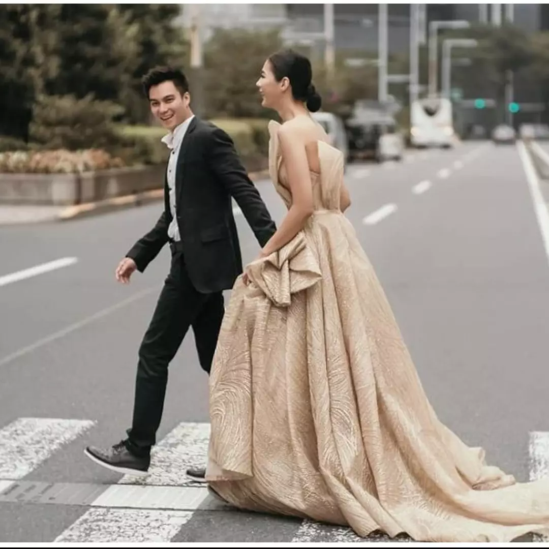 Gaya foto prewedding 7 pesinetron, Masayu Clara pose depan gerobak