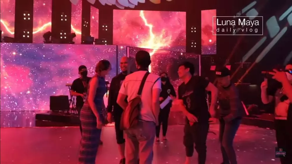 momen Luna Maya dan Ariel Noah tak sengaja bertemu © berbagai sumber momen Luna Maya dan Ariel Noah tak sengaja bertemu © berbagai sumber