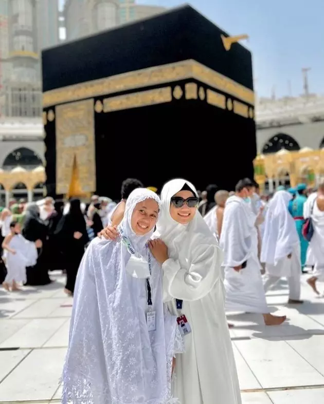 kebersamaan fuji dan baby sitter gala © berbagai sumber