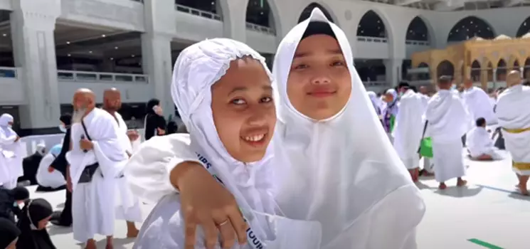 kebersamaan fuji dan baby sitter gala © berbagai sumber