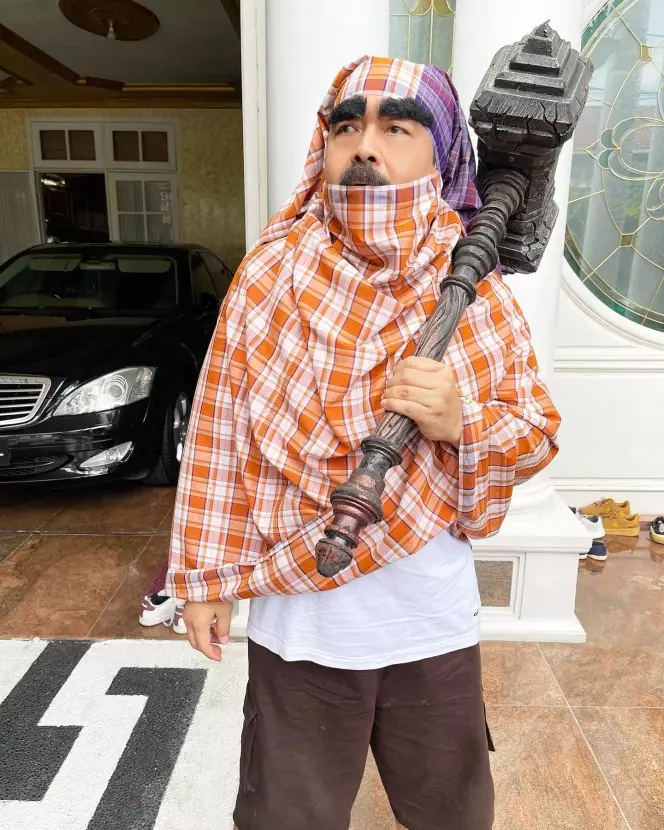 Gaya Adam Suseno cosplay berbagai karakter © Instagram