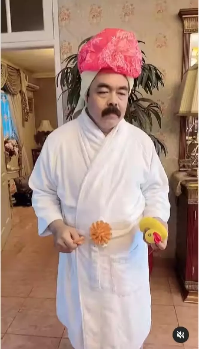 Gaya Adam Suseno cosplay berbagai karakter © Instagram