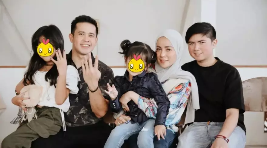 potret kenangan Olla Ramlan dan suami © Instagram potret kenangan Olla Ramlan dan suami © Instagram