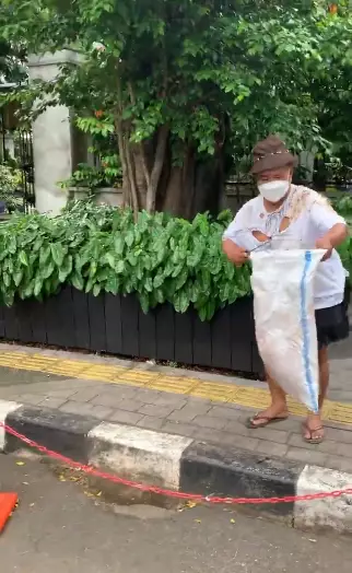 penampilan Hotman Paris saat jadi pemulung Instagram