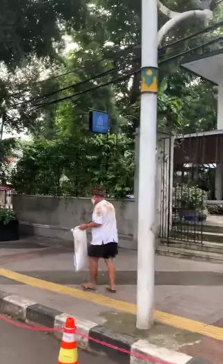 penampilan Hotman Paris saat jadi pemulung Instagram