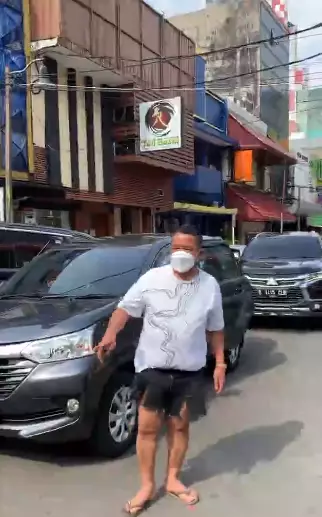 penampilan Hotman Paris saat jadi pemulung Instagram