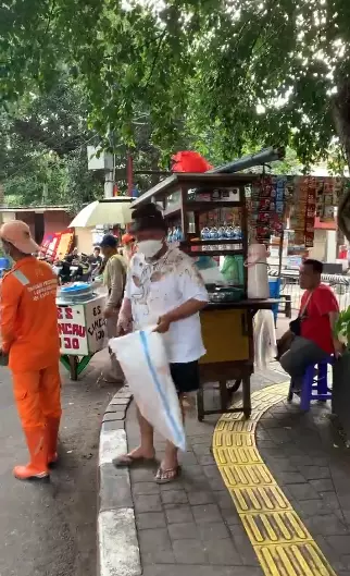 penampilan Hotman Paris saat jadi pemulung Instagram