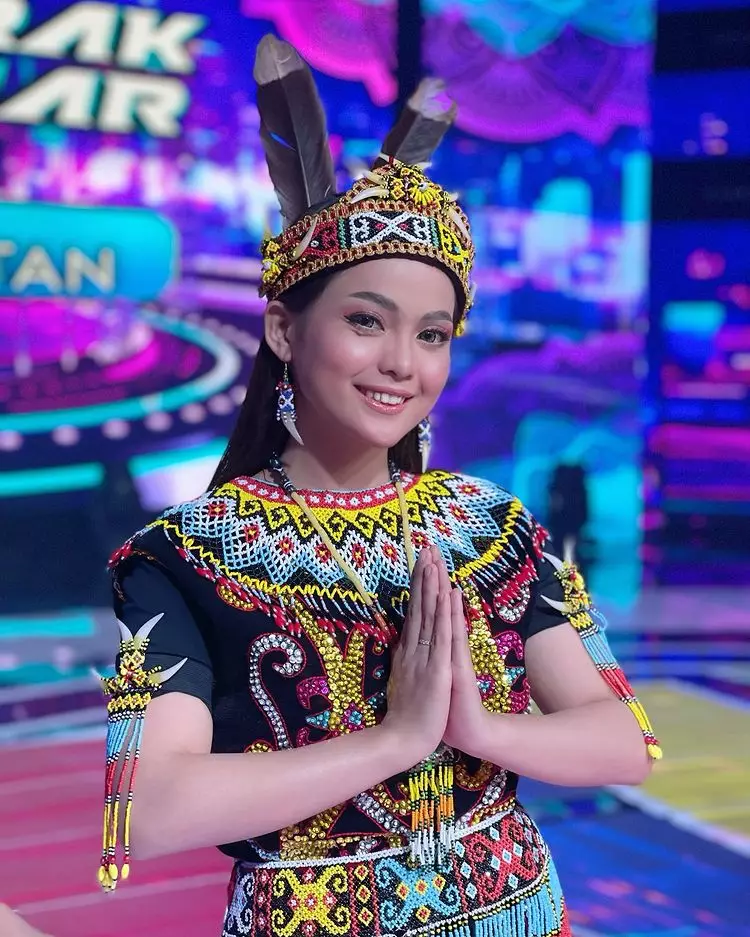 Putri D'Academy kenakan busana adat © Instagram/@da4_putri03