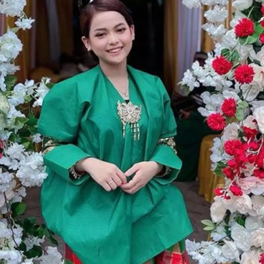 11 Potret Putri D'Academy kenakan busana adat, anggun