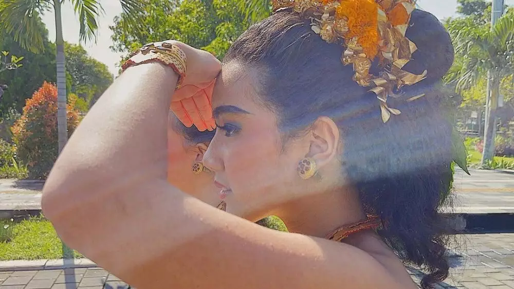 Leticia putri Sheila Marcia penari Bali Berbagai sumber