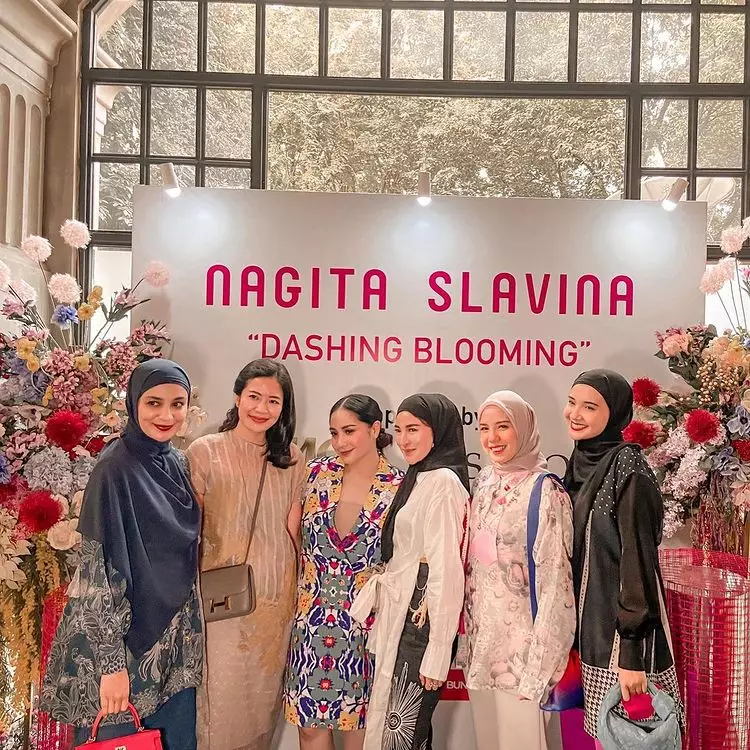 gaya Nagita Slavina di acara launching  © berbagai sumber
