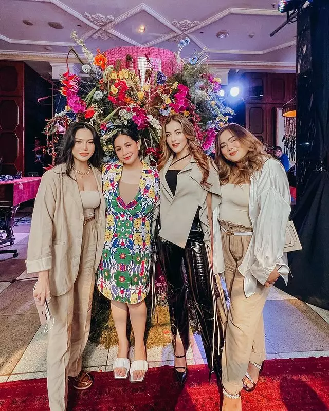 gaya Nagita Slavina di acara launching  © berbagai sumber