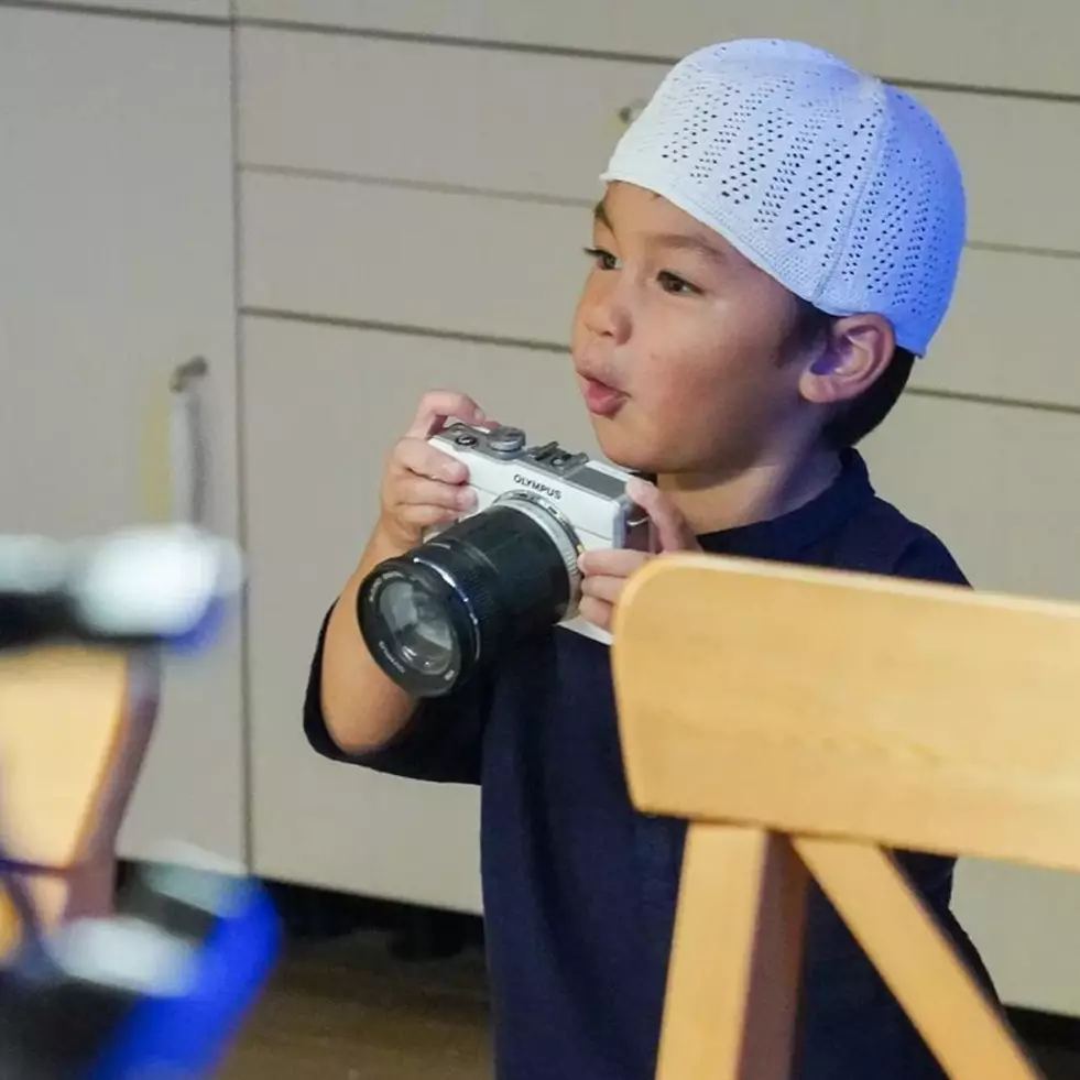 7 Potret Kiano anak Baim Wong syuting iklan, gemes banget