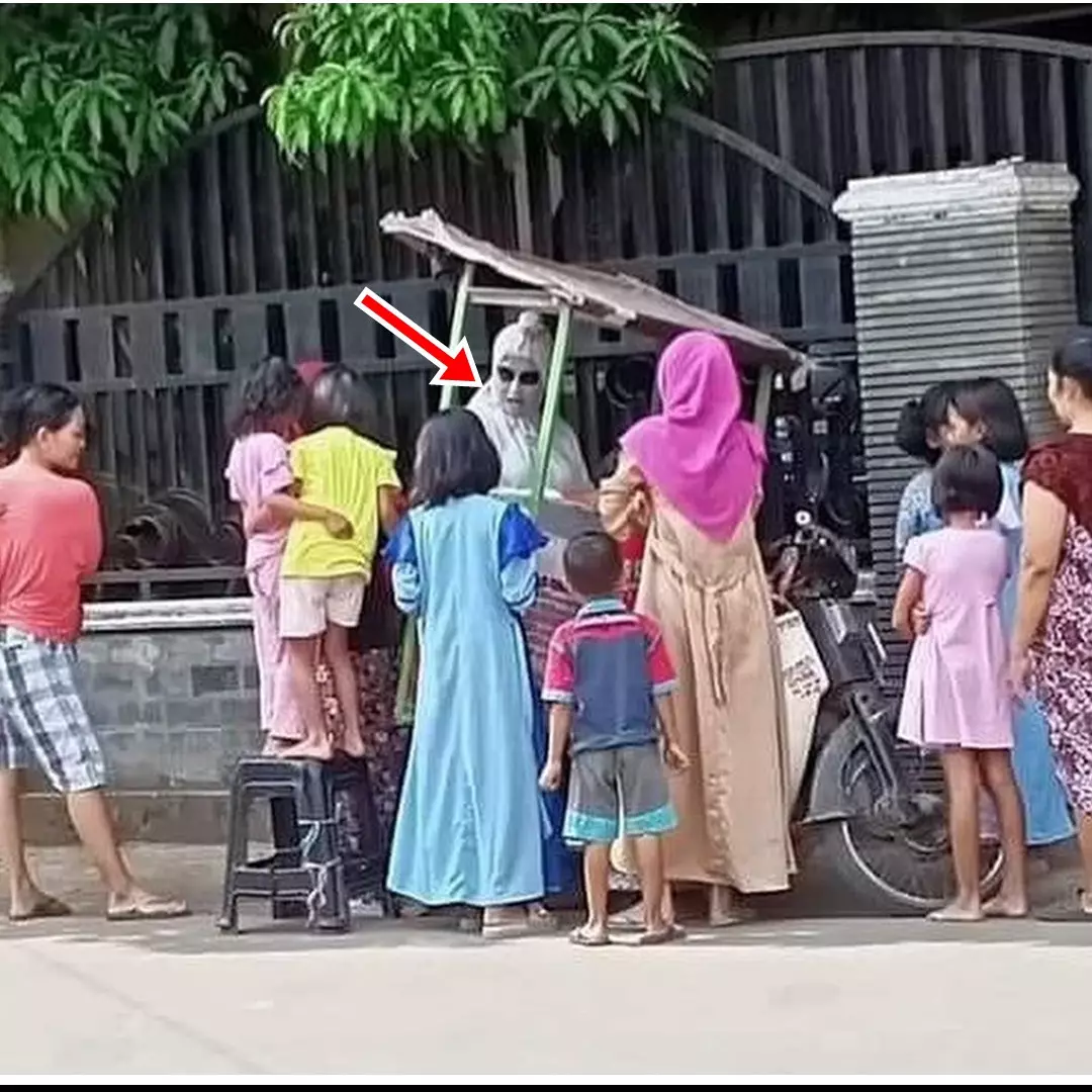 11 Potret lucu orang di lapak jualan, ada-ada tingkahnya