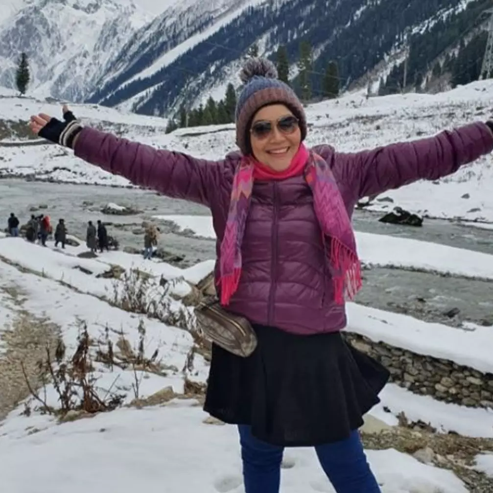 11 Gaya liburan Umi Kalsum ke berbagai negara, modis bak ABG