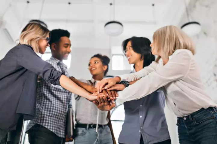 Kepemimpinan adalah seni mempengaruhi orang © 2022 berbagai sumber Kepemimpinan adalah seni mempengaruhi orang © 2022 berbagai sumber