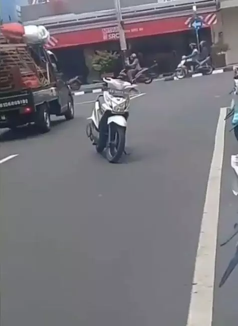 asal berhenti di pinggir jalan ngeselin © berbagai sumber asal berhenti di pinggir jalan ngeselin © berbagai sumber