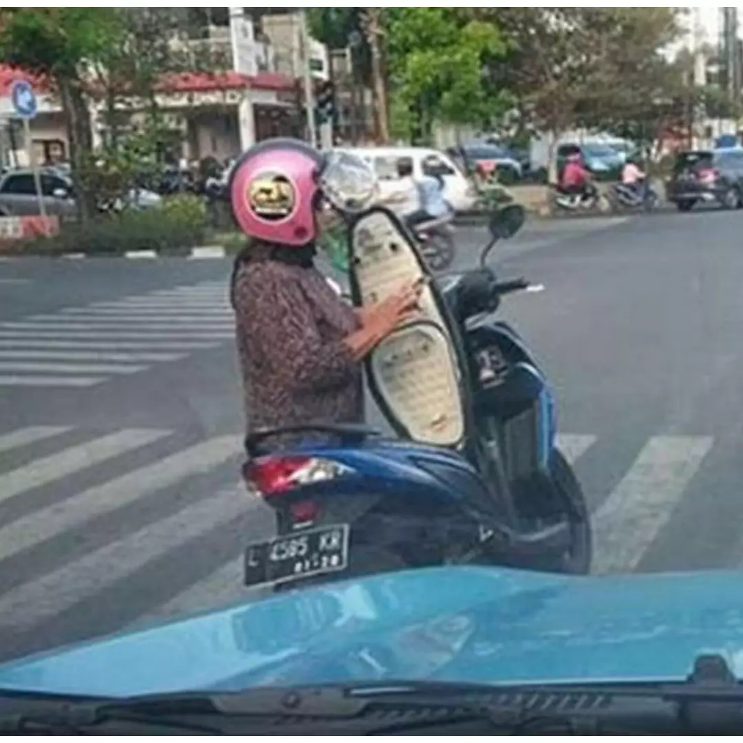 11 Momen lucu asal berhenti di pinggir jalan, bikin geregetan