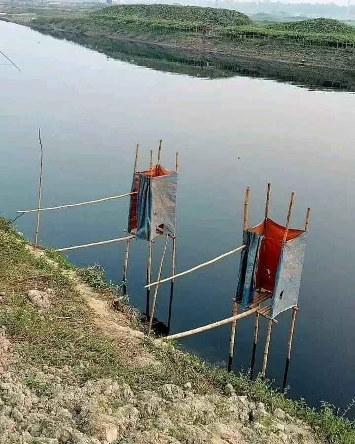 bangunan nyeleneh di atas air © 1cak.com