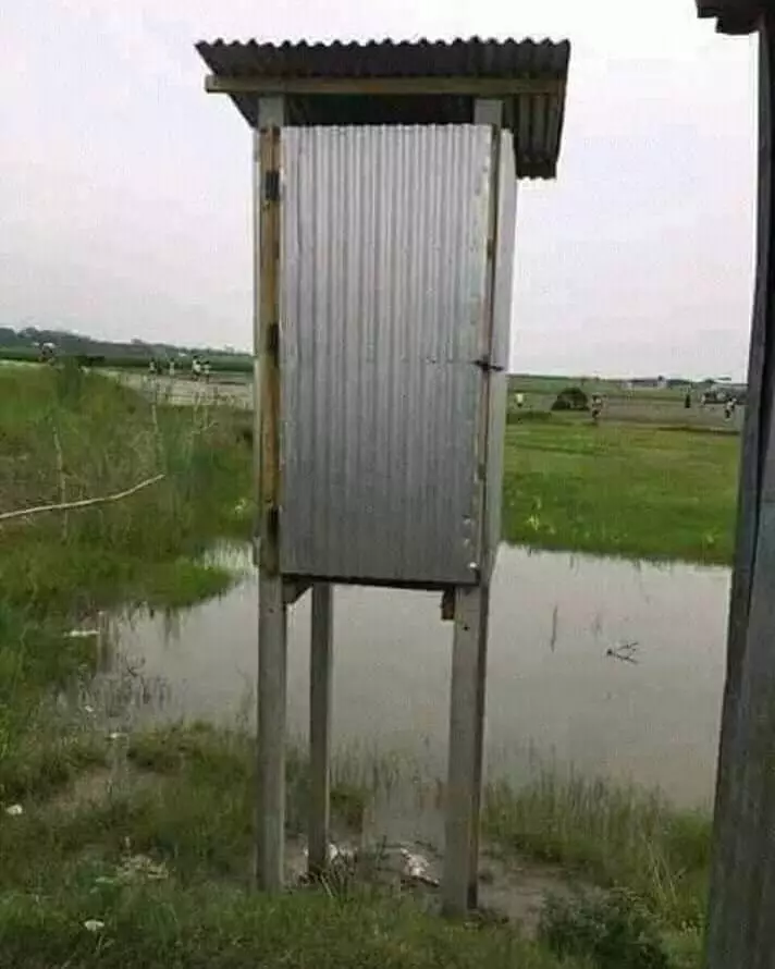 bangunan nyeleneh di atas air © 1cak.com