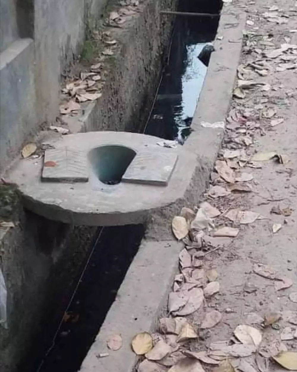 bangunan nyeleneh di atas air © 1cak.com