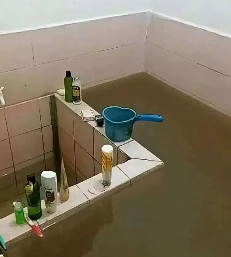 bangunan nyeleneh di atas air © 1cak.com