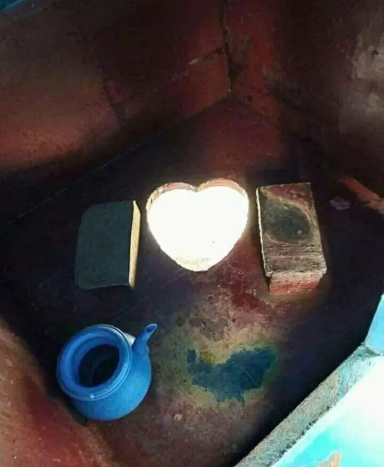 bangunan nyeleneh di atas air © 1cak.com