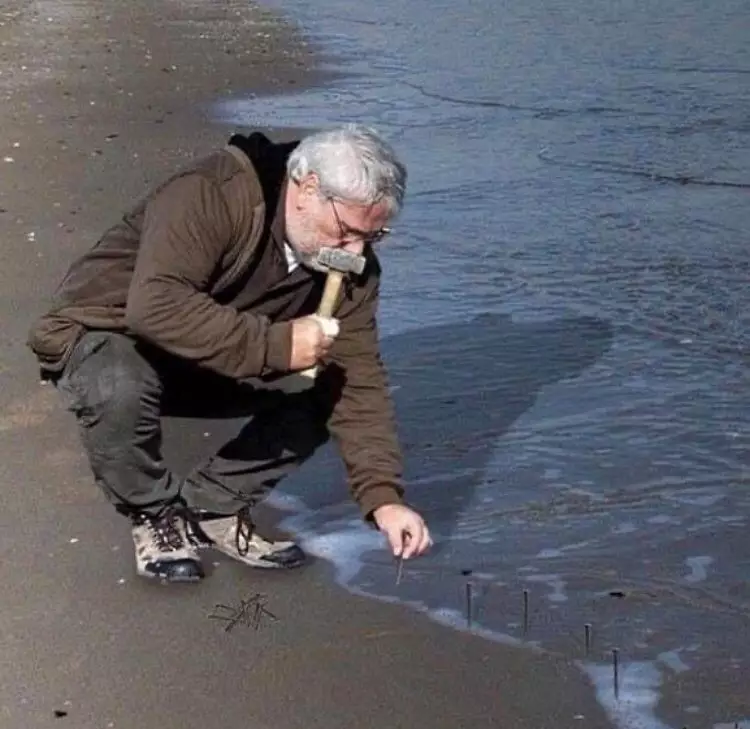 bangunan nyeleneh di atas air © 1cak.com
